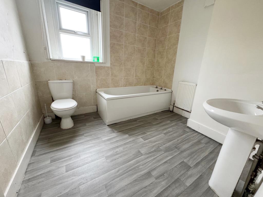 Lot: 134 - BAY FRONTED END-TERRACE HOUSE - Bathroom